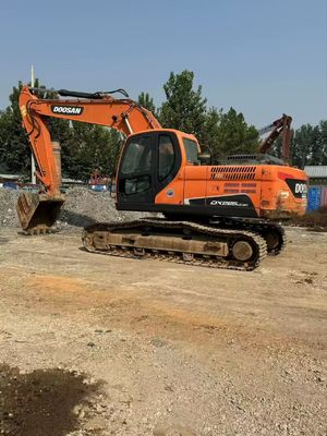 Doosan DX225LC-9C Excavadora em excelente estado.