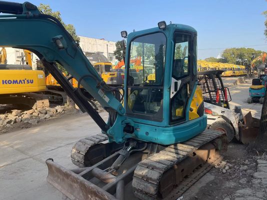 Japão usa mini escavadeira Kubota U40-5 com sistema hidráulico eficiente