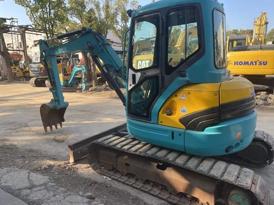 Japão usa mini escavadeira Kubota U40-5 com sistema hidráulico eficiente