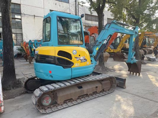 Japão usa mini escavadeira Kubota U40-5 com sistema hidráulico eficiente