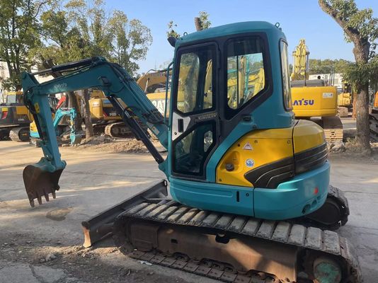 Japão usa mini escavadeira Kubota U40-5 com sistema hidráulico eficiente