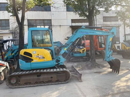 Japão usa mini escavadeira Kubota U40-5 com sistema hidráulico eficiente