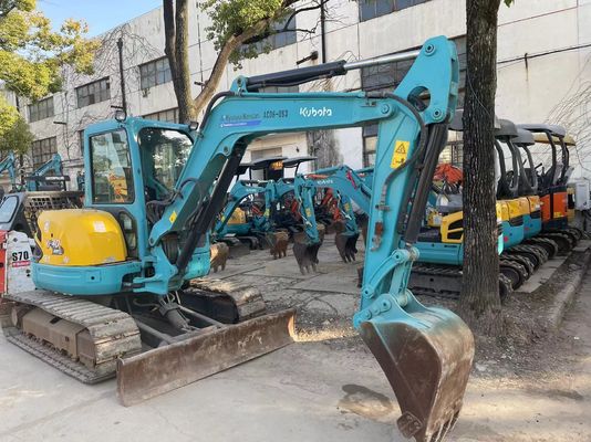 Japão usa mini escavadeira Kubota U40-5 com sistema hidráulico eficiente