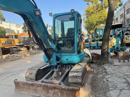 Japão usa mini escavadeira Kubota U40-5 com sistema hidráulico eficiente